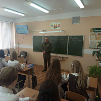 Военнослужащие поздравили школьников с Днём знаний