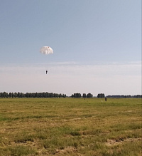 Военнослужащие в/ч 89417 совершили прыжки с парашютом