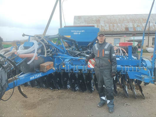 Военнослужащие оказывают помощь работникам сельскохозяйственных организаций в проведении посевных работ