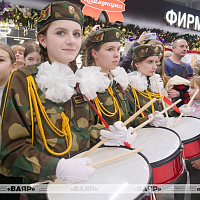 Белорусские военные принимают участие в празднике в столичном торговом центре «Першы нацыянальны гандлёвы дом»