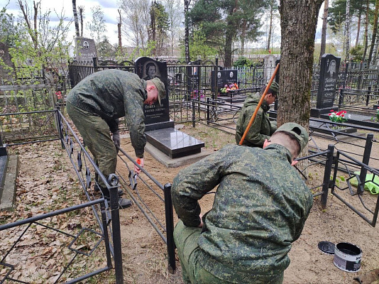 Военнослужащие 60-го отдельного полка связи приняли участие в республиканском субботнике
