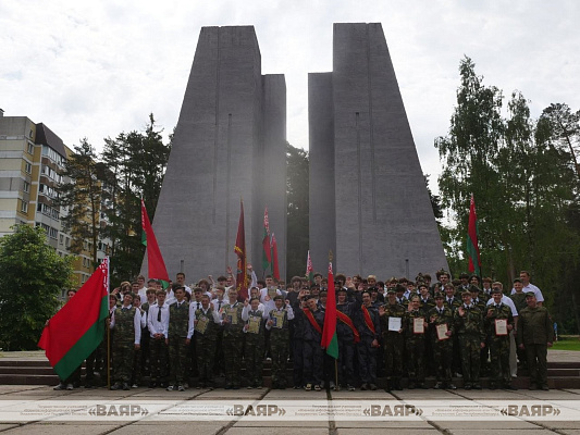 Торжественная церемония закрытия учебно-полевого сбора прошла у мемориала героям 120-й дивизии в Уручье