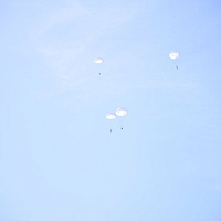 Брестские десантники выполнили прыжки с парашютом