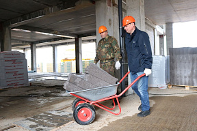 Личный состав 65-й автомобильной и 36-й дорожно-мостовой бригад присоединился к работам на строительстве новой школы
