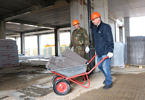Личный состав 65-й автомобильной и 36-й дорожно-мостовой бригад присоединился к работам на строительстве новой школы