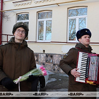 Военнослужащие срочной службы из 557 ибр поздравили своих мам с наступающим праздником 