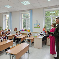 Военнослужащие поздравили школьников с Днём знаний