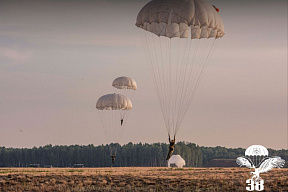 Военнослужащие 38 одшбр совершили прыжки с парашютом