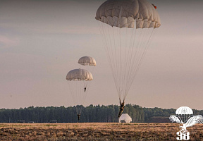 Военнослужащие 38 одшбр совершили прыжки с парашютом