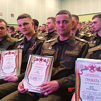 В соединениях и воинских частях военнослужащих торжественно провожают в запас