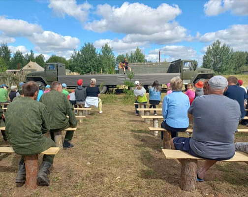 С песней и служить веселее