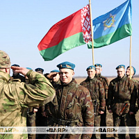 Военнослужащие 5-й отдельной бригады специального назначения совершили прыжки с парашютом