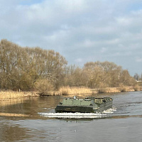 Военнослужащие 7-го инженерного полка СЗОК осуществили наведение переправы через реку Березину
