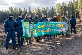  Курсанты военного факультета в БГАА приняли участие в акции «Дай лесу новае жыццё!»