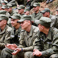 С песней служить веселее