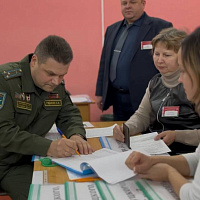  Военнослужащие Вооружённых Сил принимают участие в досрочном голосовании