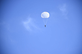 Брестские десантники выполнили прыжки с парашютом