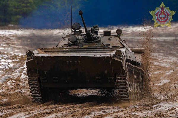 Курсанты Военной академии сдали экзамен по вождению боевых машин