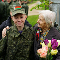 Военнослужащие 36 дмбр поздравили ветерана и узников фашистских концлагерей с наступающим Днём Победы