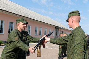 Военнослужащим нового пополнения вручили боевое оружие