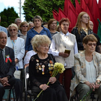 Головы в скорби склонив