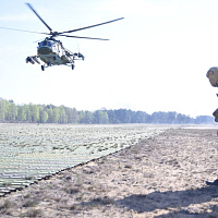 Брестские десантники выполнили прыжки с парашютом