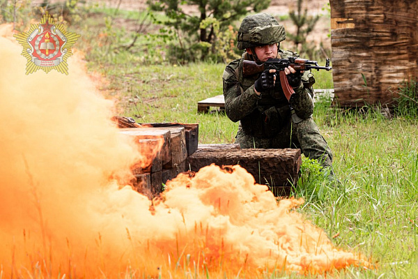 С курсантами Военной академии проходят занятия по тактической подготовке