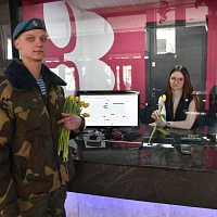 Брестские десантники поздравили горожанок с Днем женщин