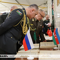 Представители военно-дипломатического корпуса посетили Национальный архив Республики Беларусь и МАЗ