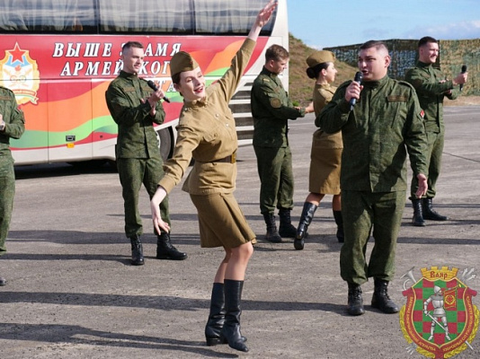 С песней служить веселее